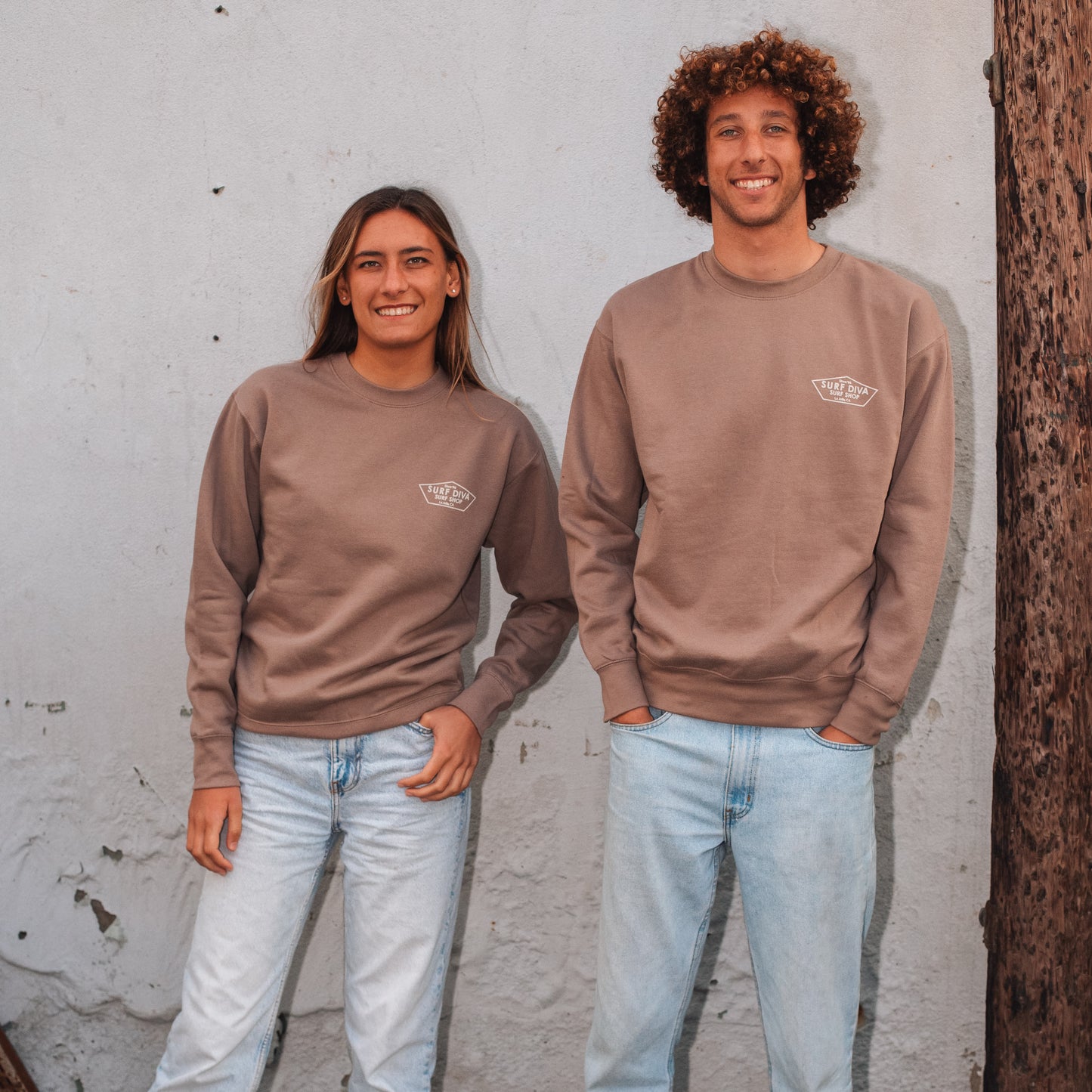 CREWNECK SWEATSHIRT with SURF DIVA SURF SHOP (clay brown)