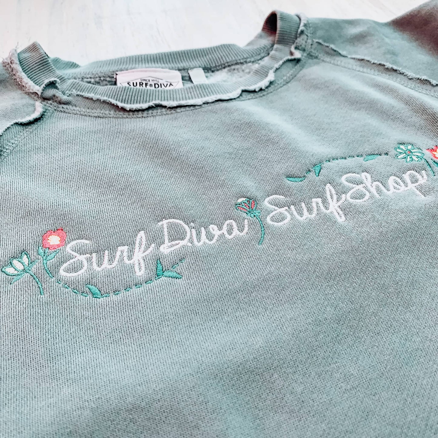 Surf Diva Surf Shop Flowerpoint Embroidery - CREW NECK PULLOVER