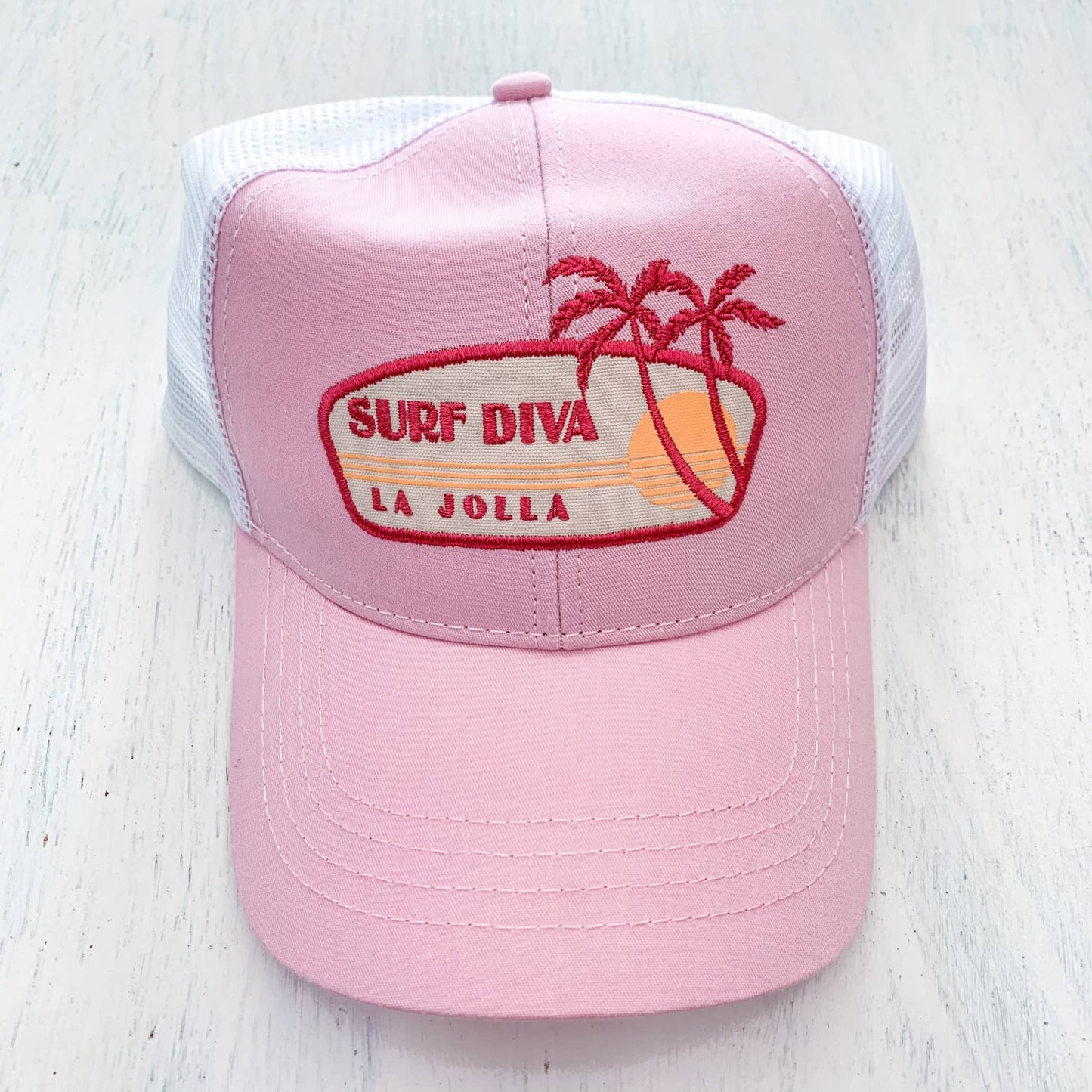 Surf Diva La Jolla - TRUCKER HAT (pink & white)